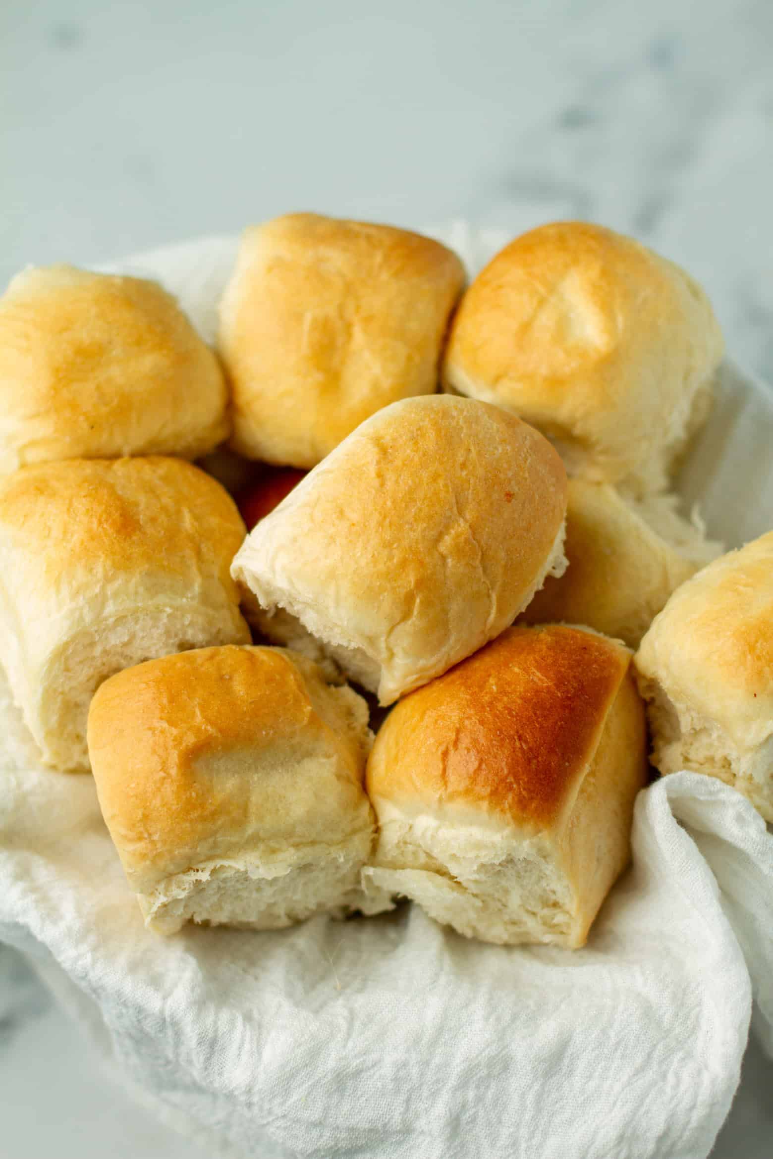 dinner rolls on a platter.